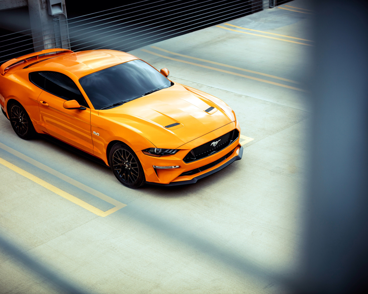 Оранжевый быстрый автомобиль Ford Mustang, 2018 вид сверху