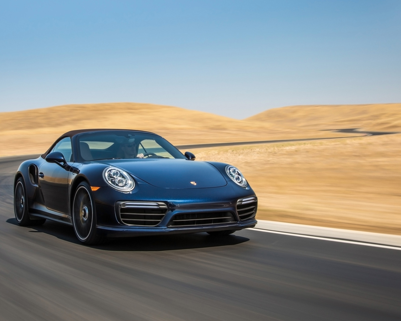 Синий спортивный автомобиль  Porsche 911 Turbo в пустыне 
