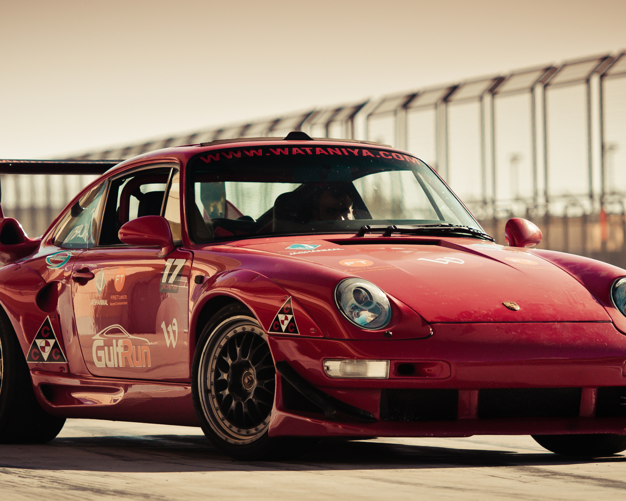 Красный спортивный автомобиль Porsche
