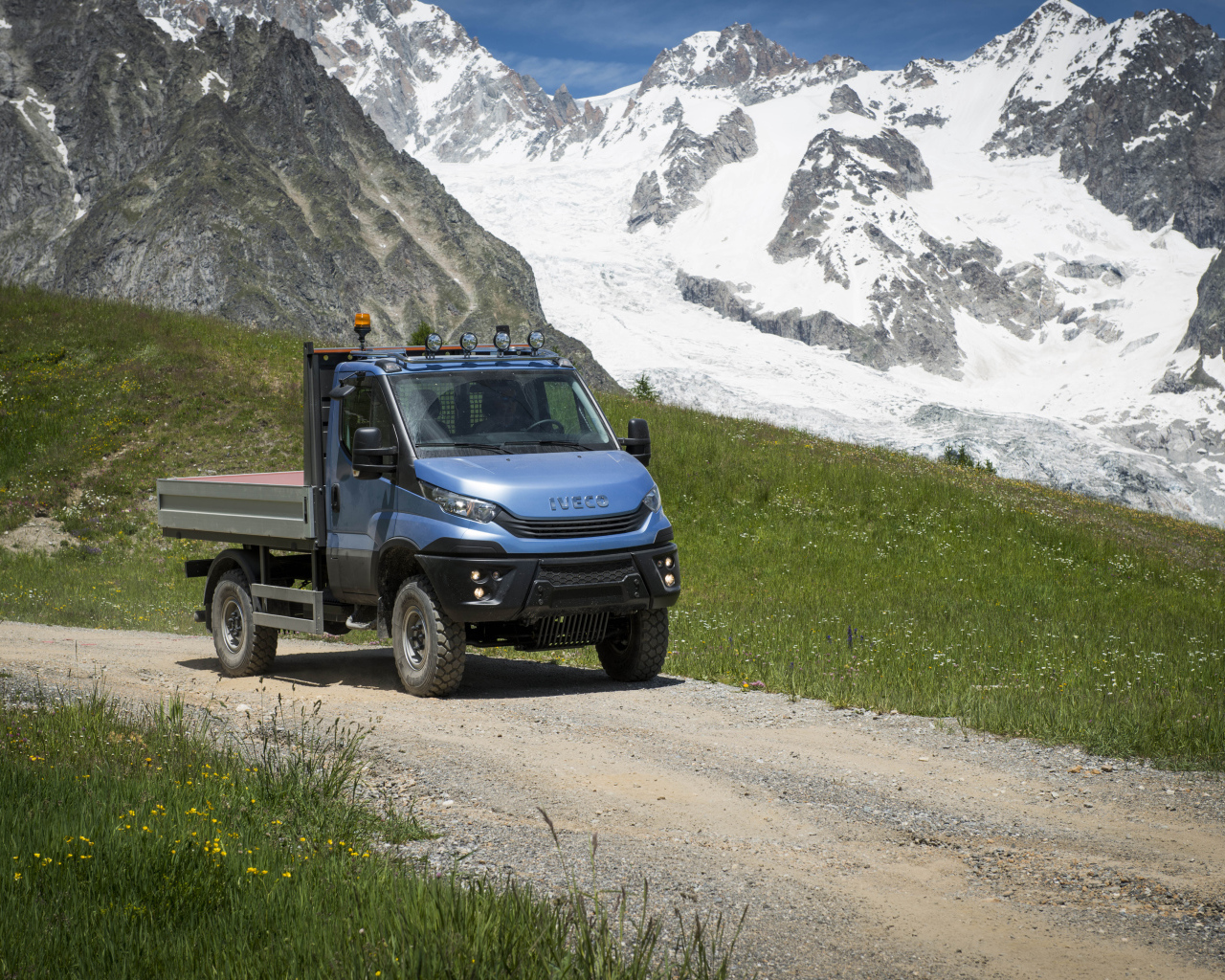 Синий грузовик IVECO Daily 55 4x4 Chassis Cab на фоне гор