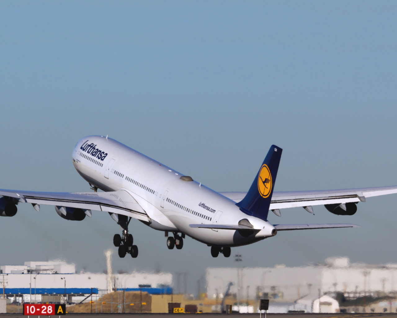 Взлет самолета Airbus A340 авиаперевозчика Lufthansa 