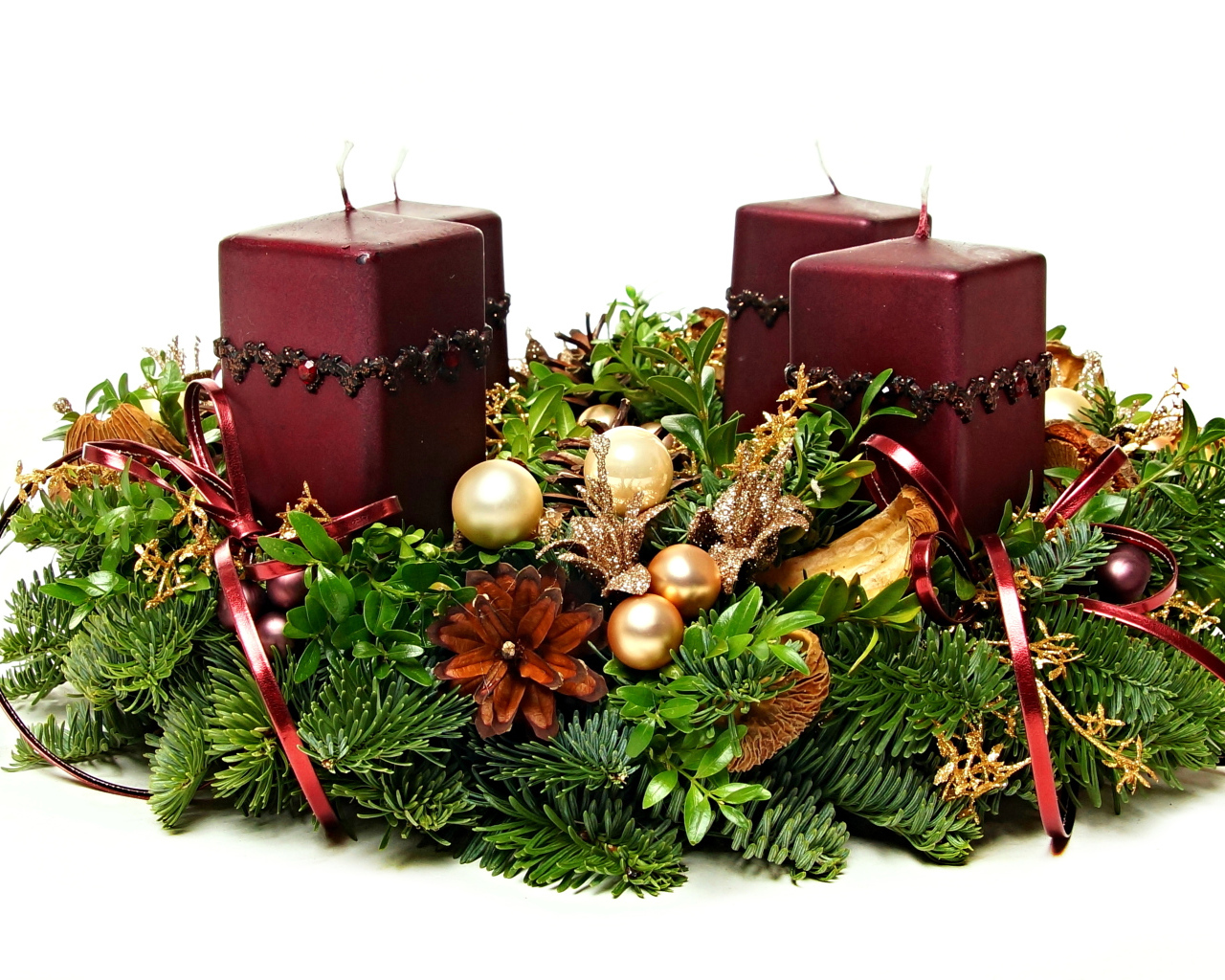 Бордовые свечи с рождественским венком на Рождество