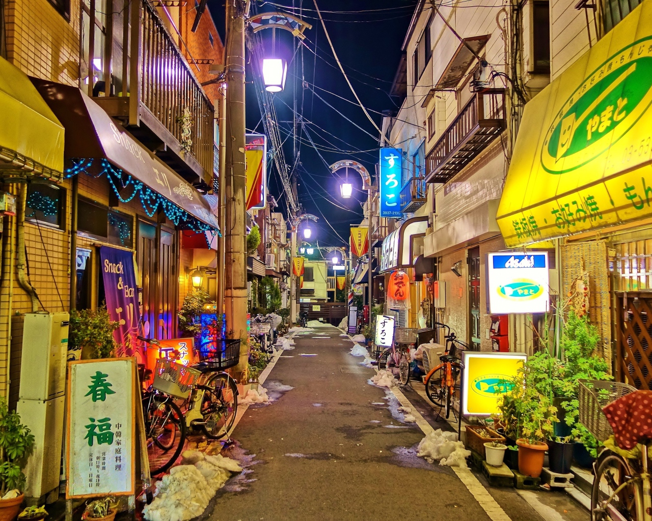 Яркая улица ночного Токио 