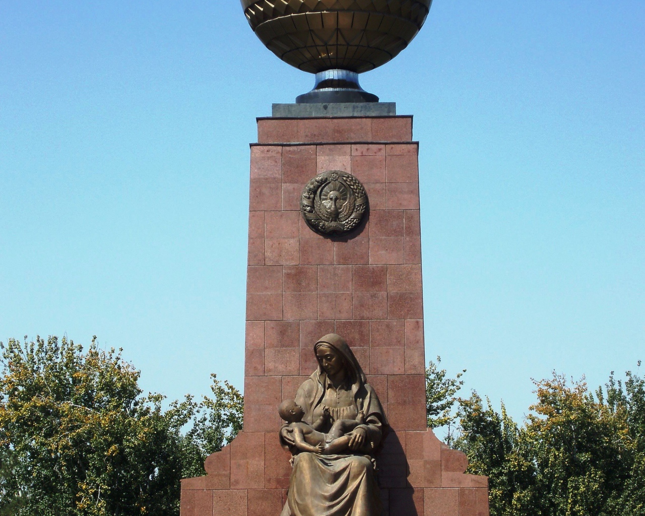 Памятник счастливой матери город Ташкент  