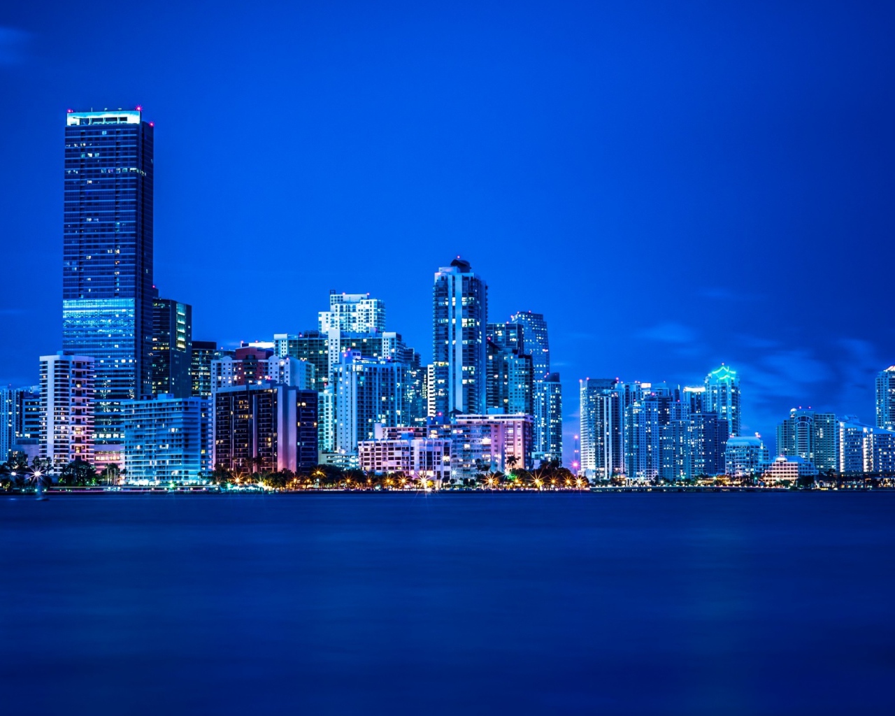 Ночной город Майами на берегу Атлантического океана 