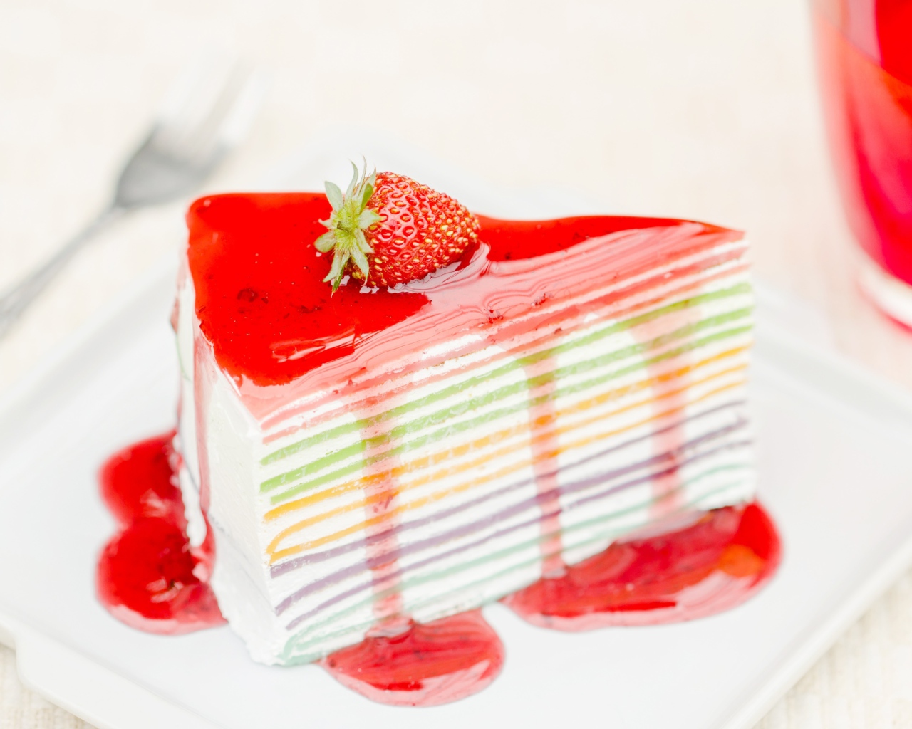 Торт с разноцветными коржами и клубничным джемом