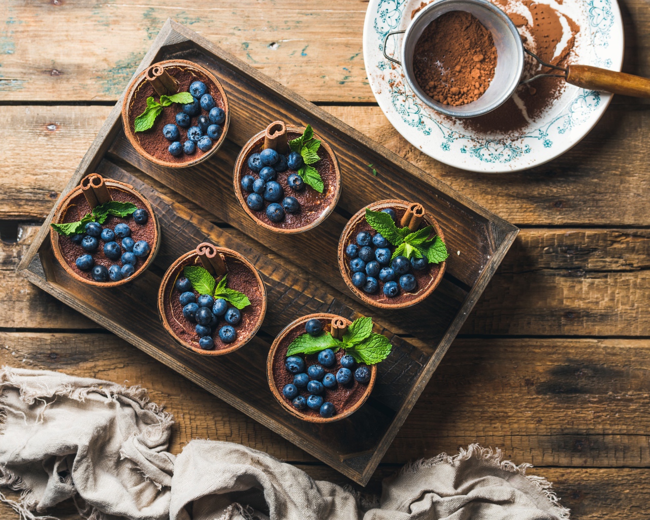 Шоколадный десерт с корицей и ягодами черники