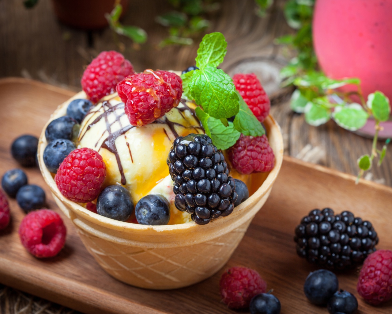 Мороженое в вафельном стаканчике со свежими фруктами 