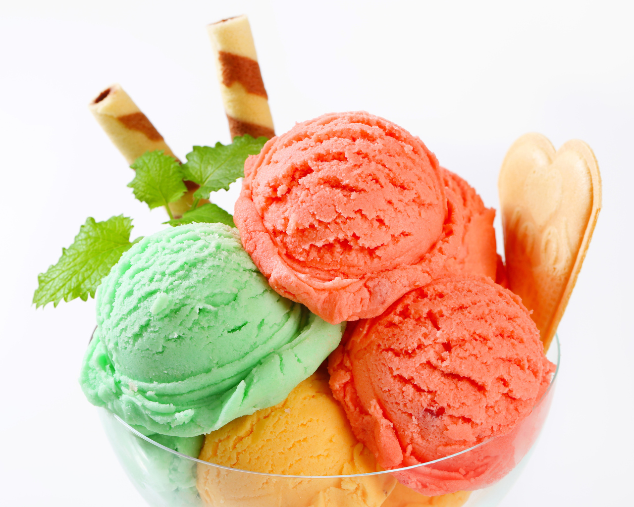 Разноцветное мороженое с печеньем 