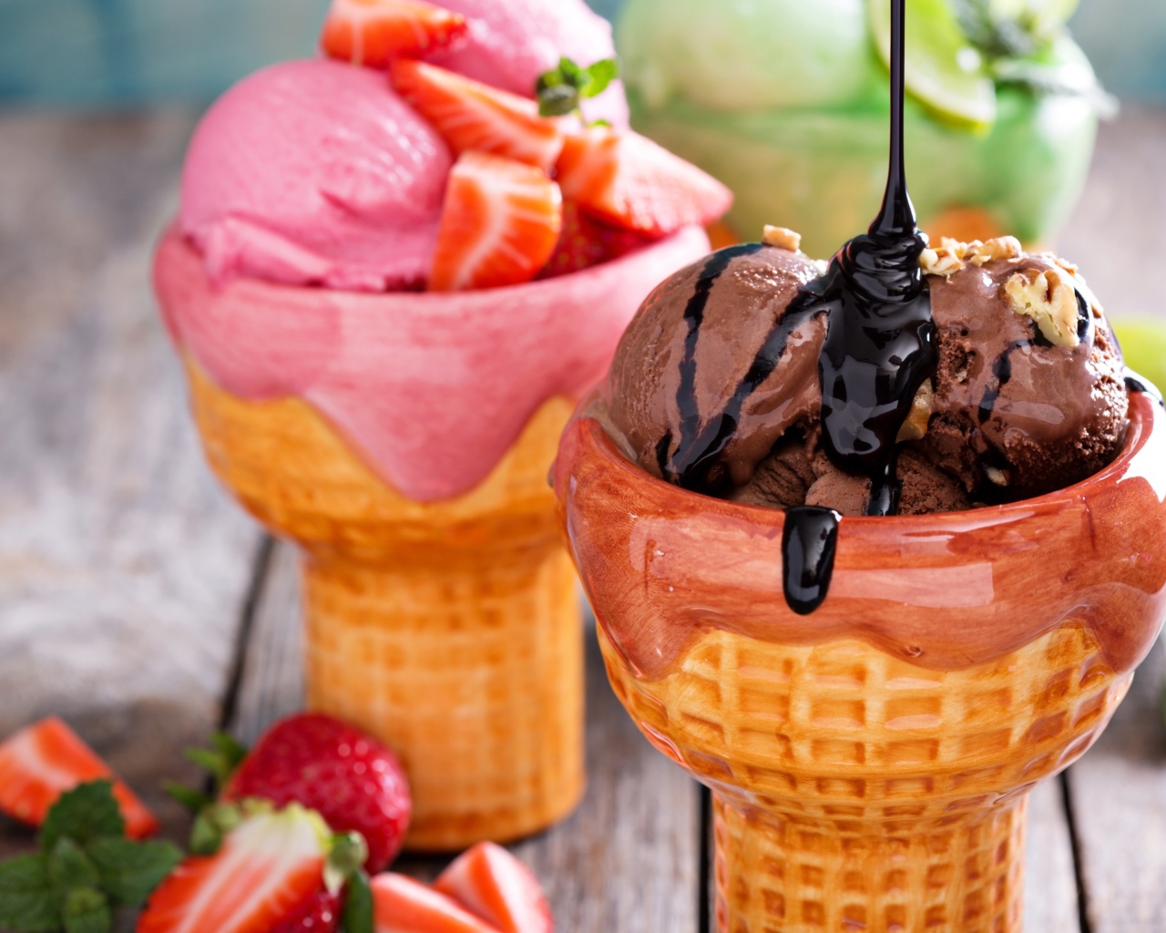 Сладкое фруктовое и шоколадное мороженое с ягодами