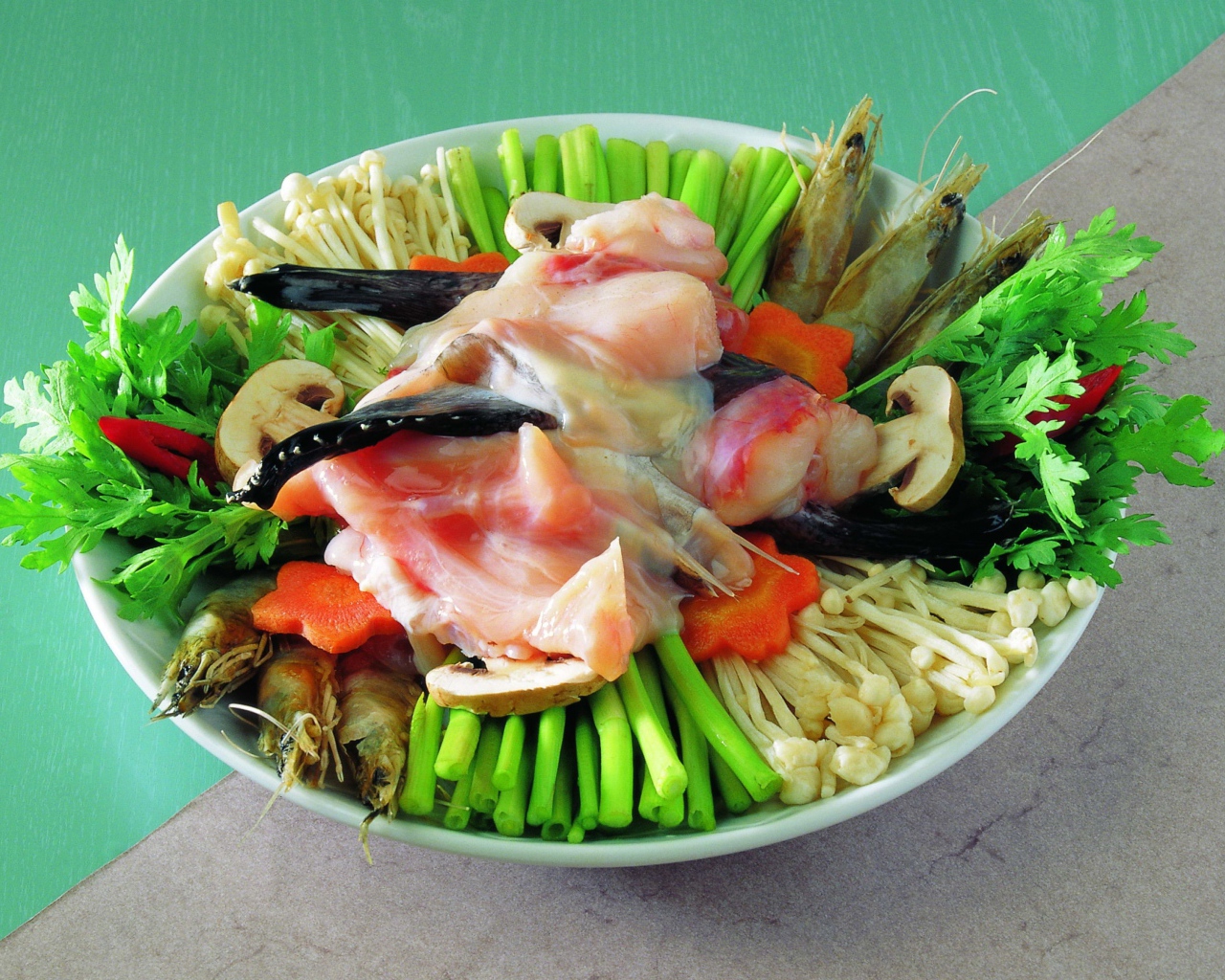 Тарелка с морепродуктами,  грибами и зеленью