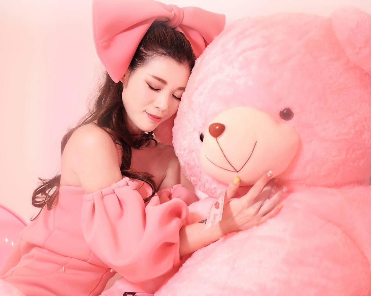 Красивая девушка азиатка с большим розовым медведем