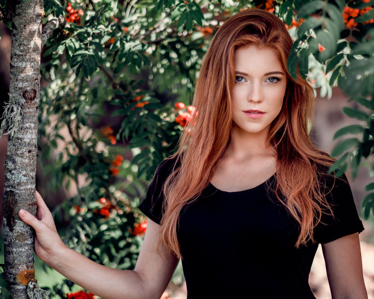 Красивая девушка с рыжими длинными волосами 
