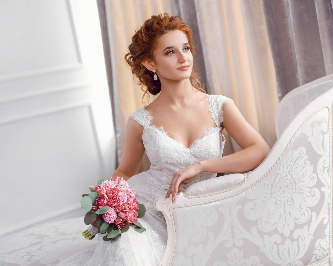 Красивая рыжеволосая девушка невеста в красивом свадебном платье