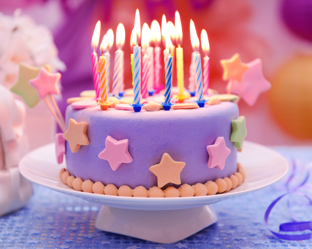 Красивый торт на день рождения со свечами