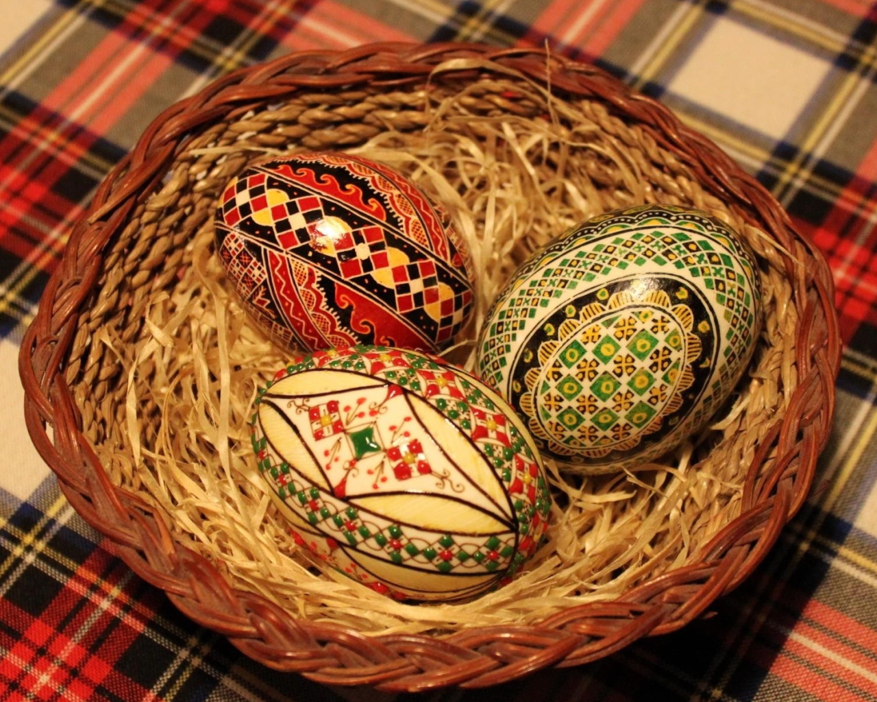 Три красивых яйца в корзине на праздник Пасха 