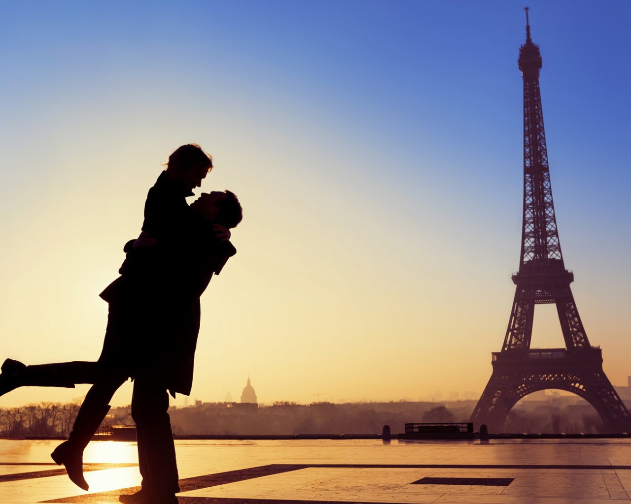 A couple in love in Paris