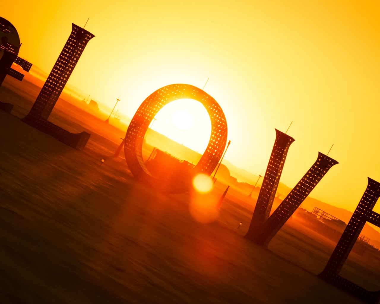 Большая надпись Любовь в лучах солнца на закате