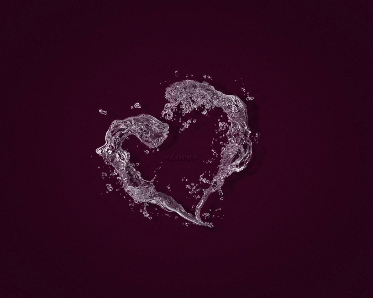 Сердце из воды на фиолетовом фоне 