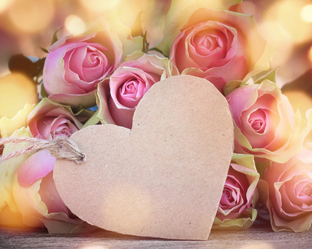 Бумажное розовое сердце с букетом розовых роз