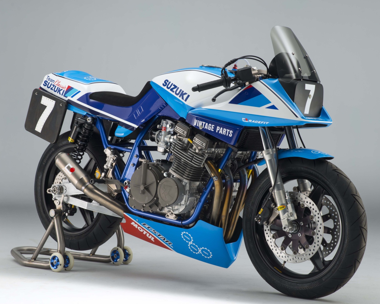 Мотоцикл Suzuki GSX1100SD синего цвета 