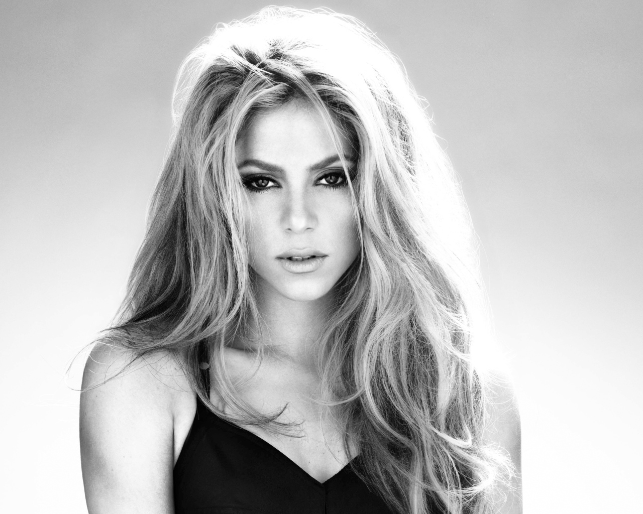 Певица Шакира черно - белое фото