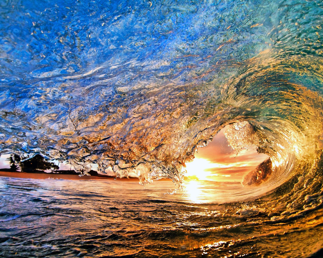 Высокая волна на рассвете солнца в океане