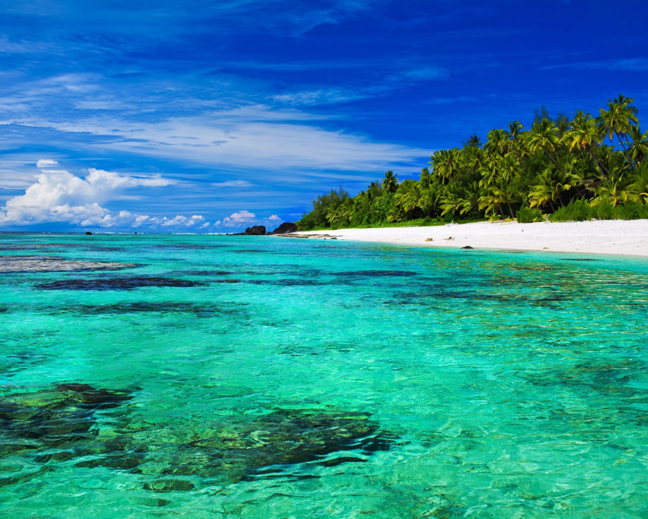Прозрачная голубая вода в океане у тропического пляжа
