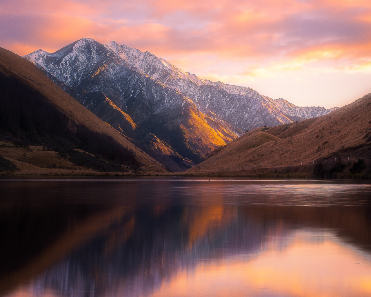 Тихая вода в озере Kirkpatrick на фоне гор, Новая Зеландия