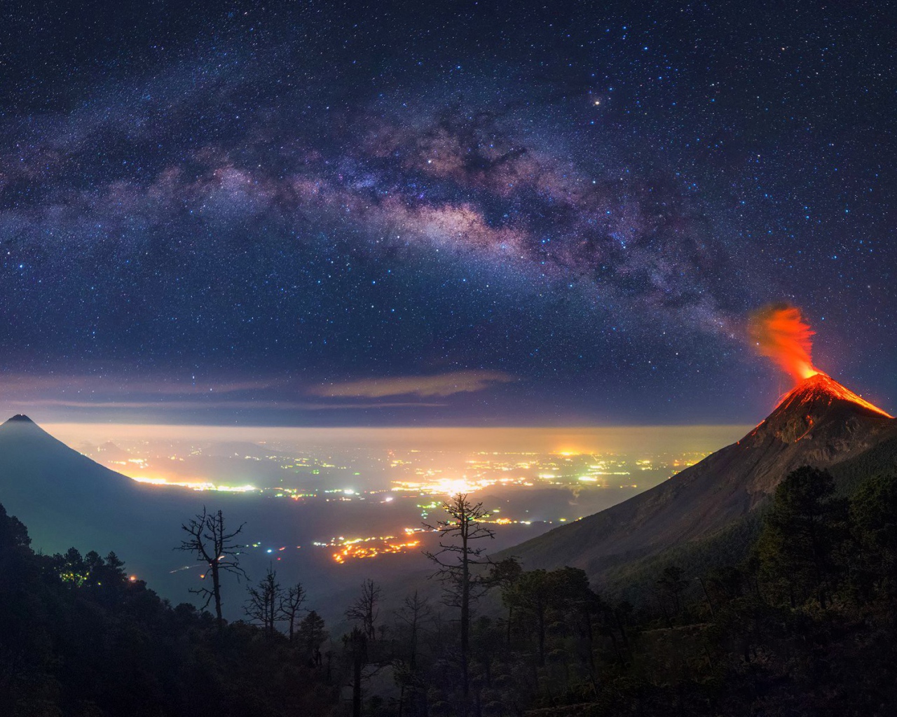 Извержение вулкана в Гватемале на фоне млечного пути 