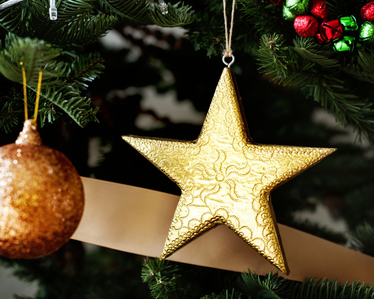 Золотая звезда и шар на новогодней елке