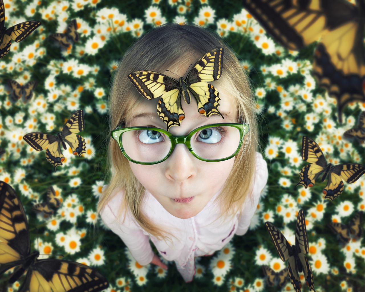 Забавная девочка в очках с бабочкой на голове