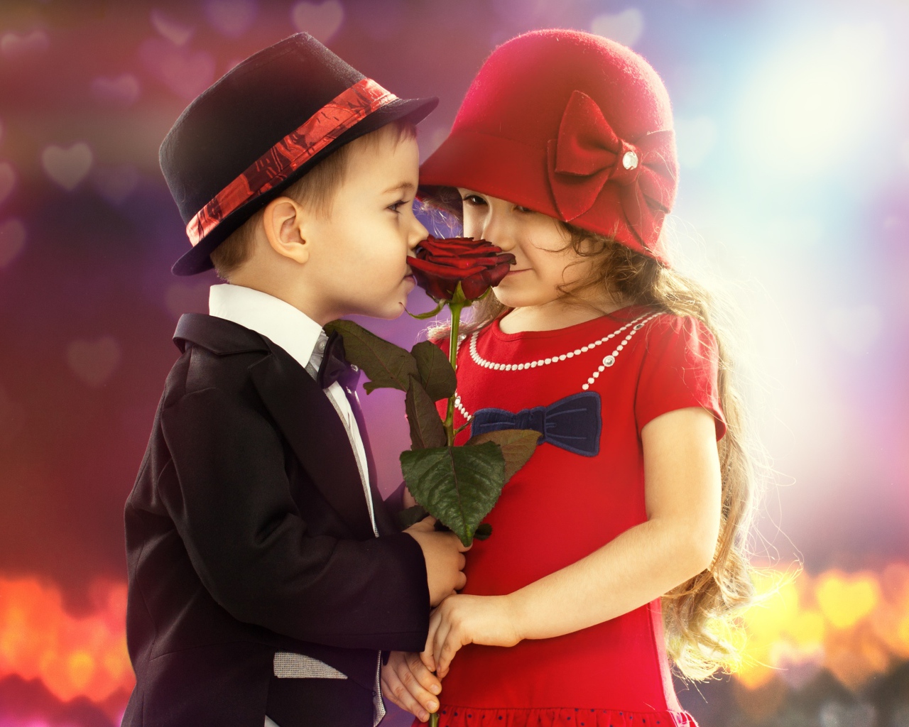 Маленькие девочка и мальчик с красной розой 
