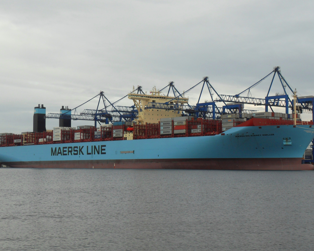 Большое грузовое судно Maersk Mc-Kinney Moller с контейнерами