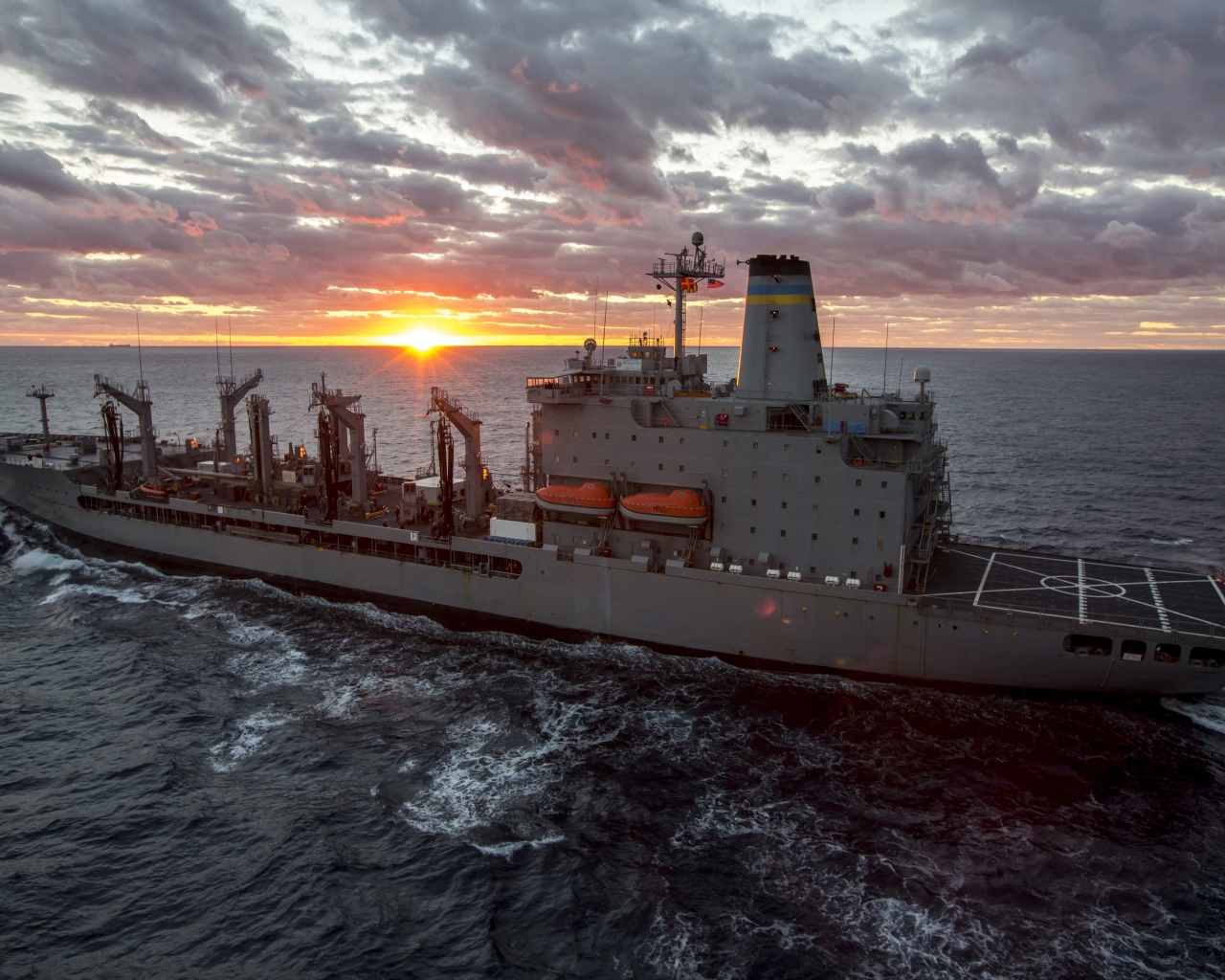 Военный корабль USNS John Lenthall, T-AO 189 в море на закате солнца