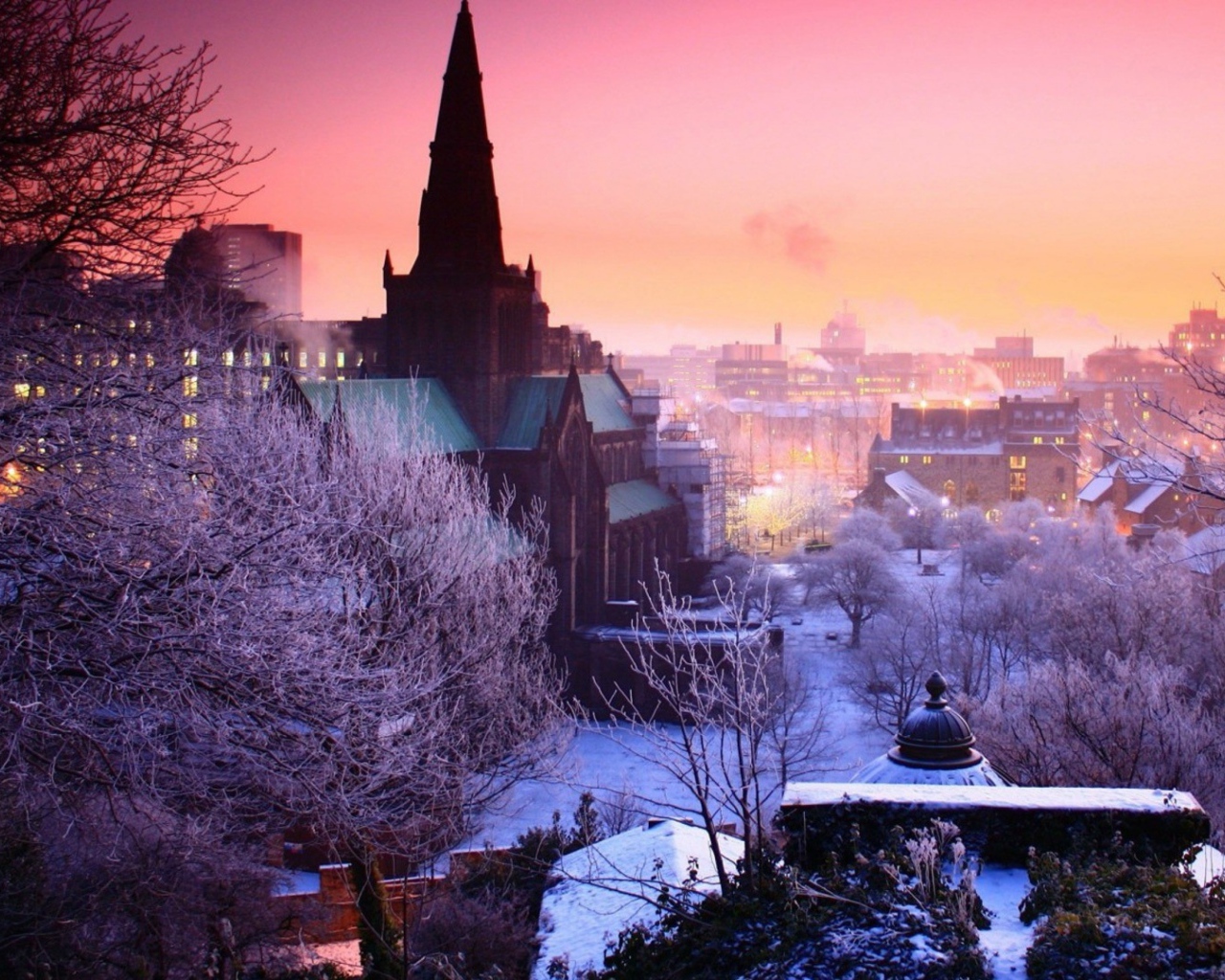 Розовый закат над зимним городом