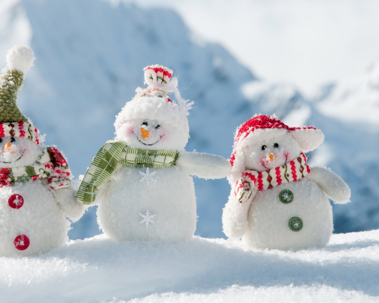 Три веселых снеговика на снегу 