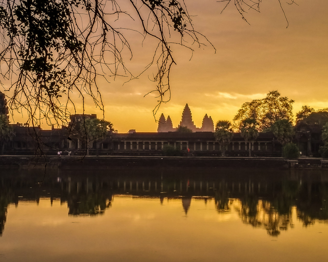 Озеро у стен храмового комплекса Ангкор Ват 