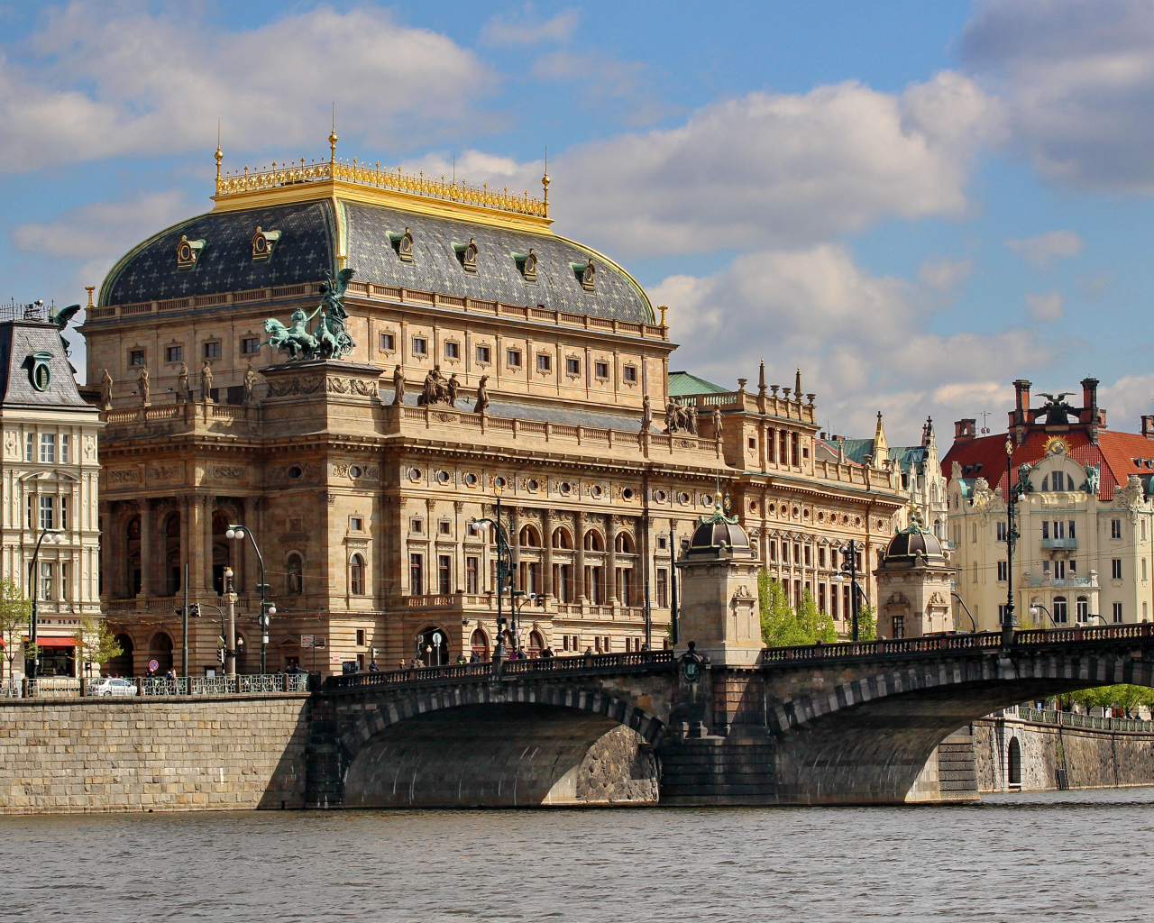 Национальный оперный театр у реки, Прага. Чехия 