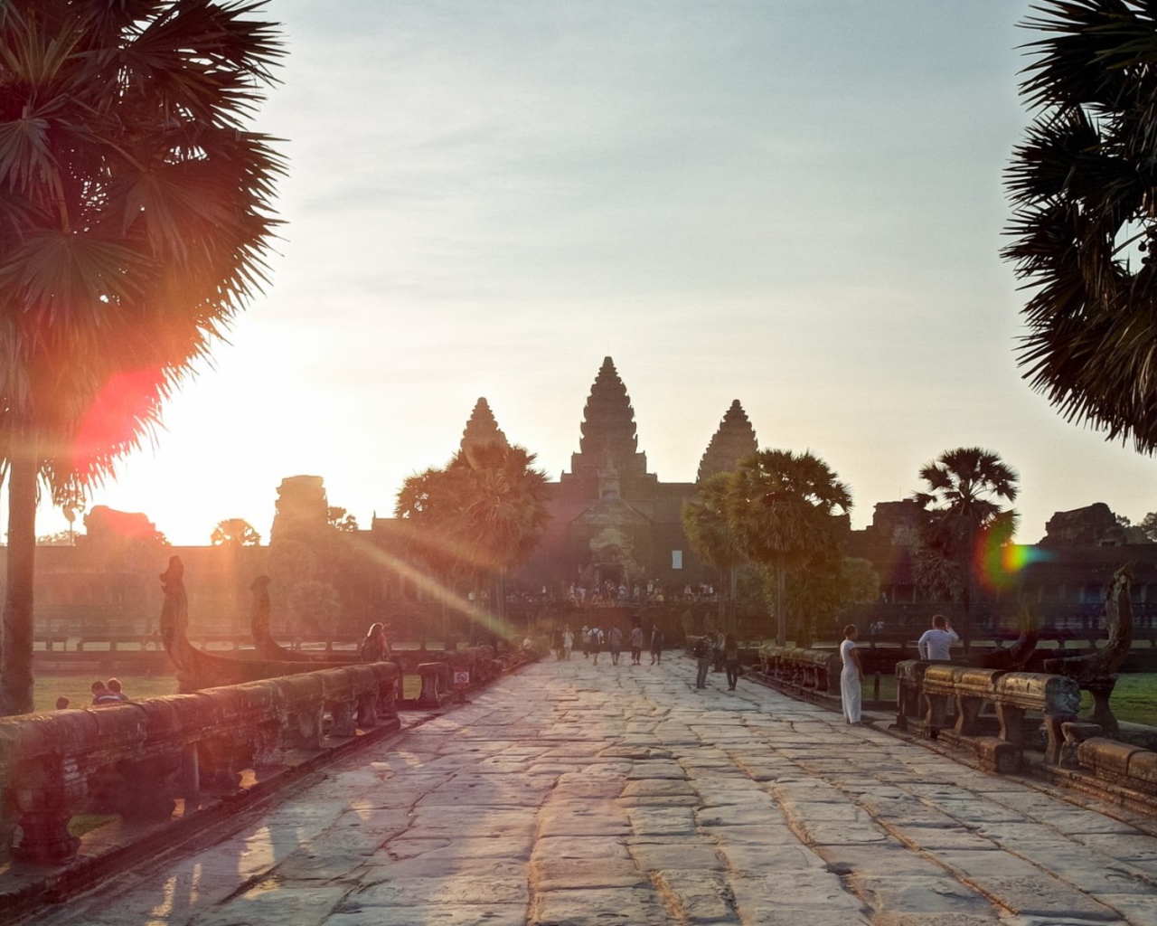 Аллея на закате у храмового комплекса Ангкор Ват в Камбодже 
