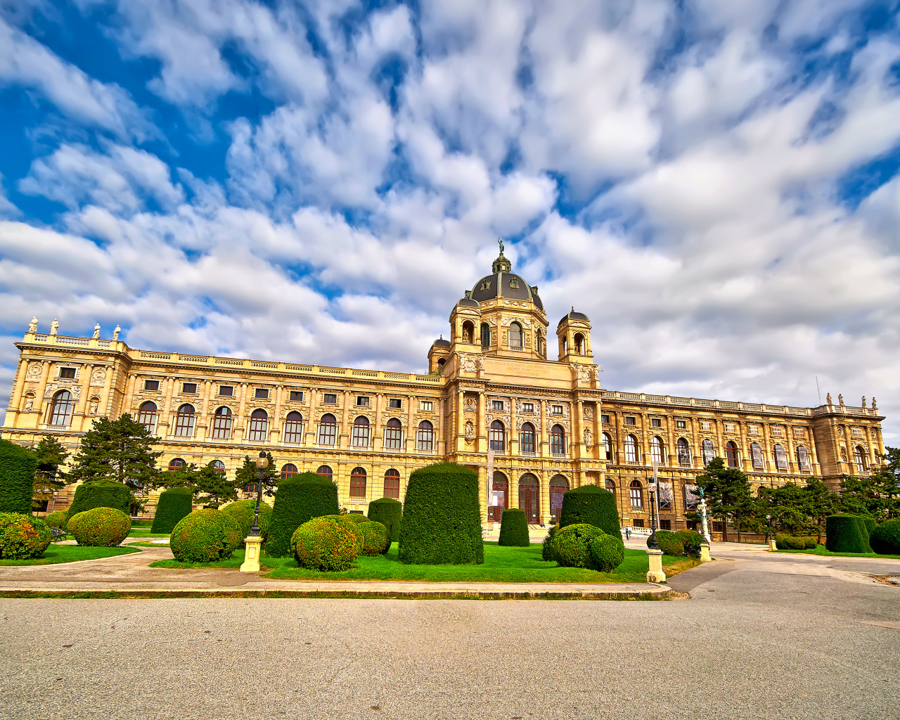 Музей истории искусств под красивым небом,  Вена. Австрия 