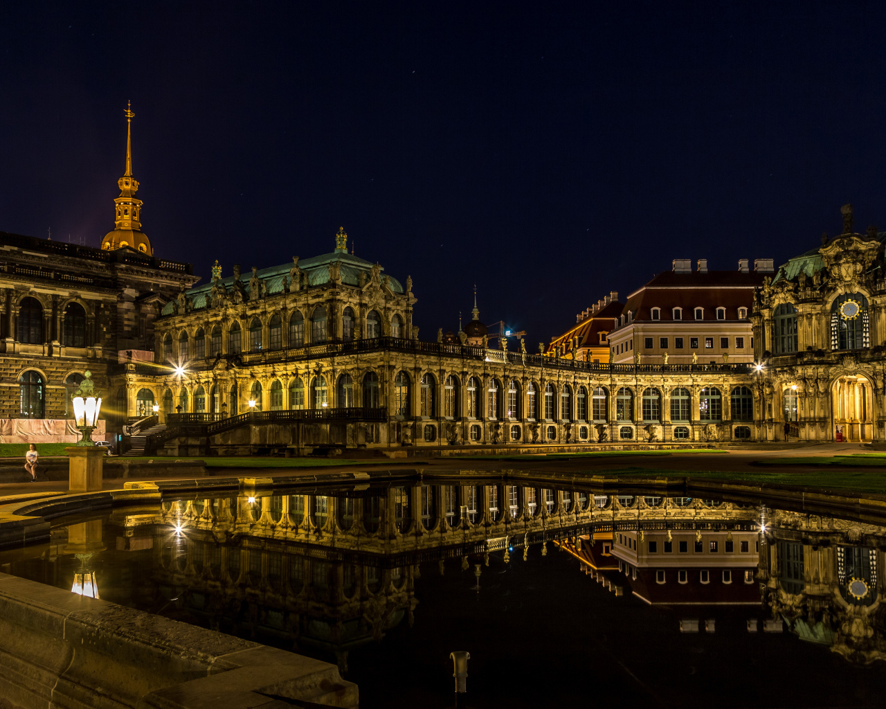 Старинный дворец Цвингер в свете ночных фонарей, Дрезден. Германия 