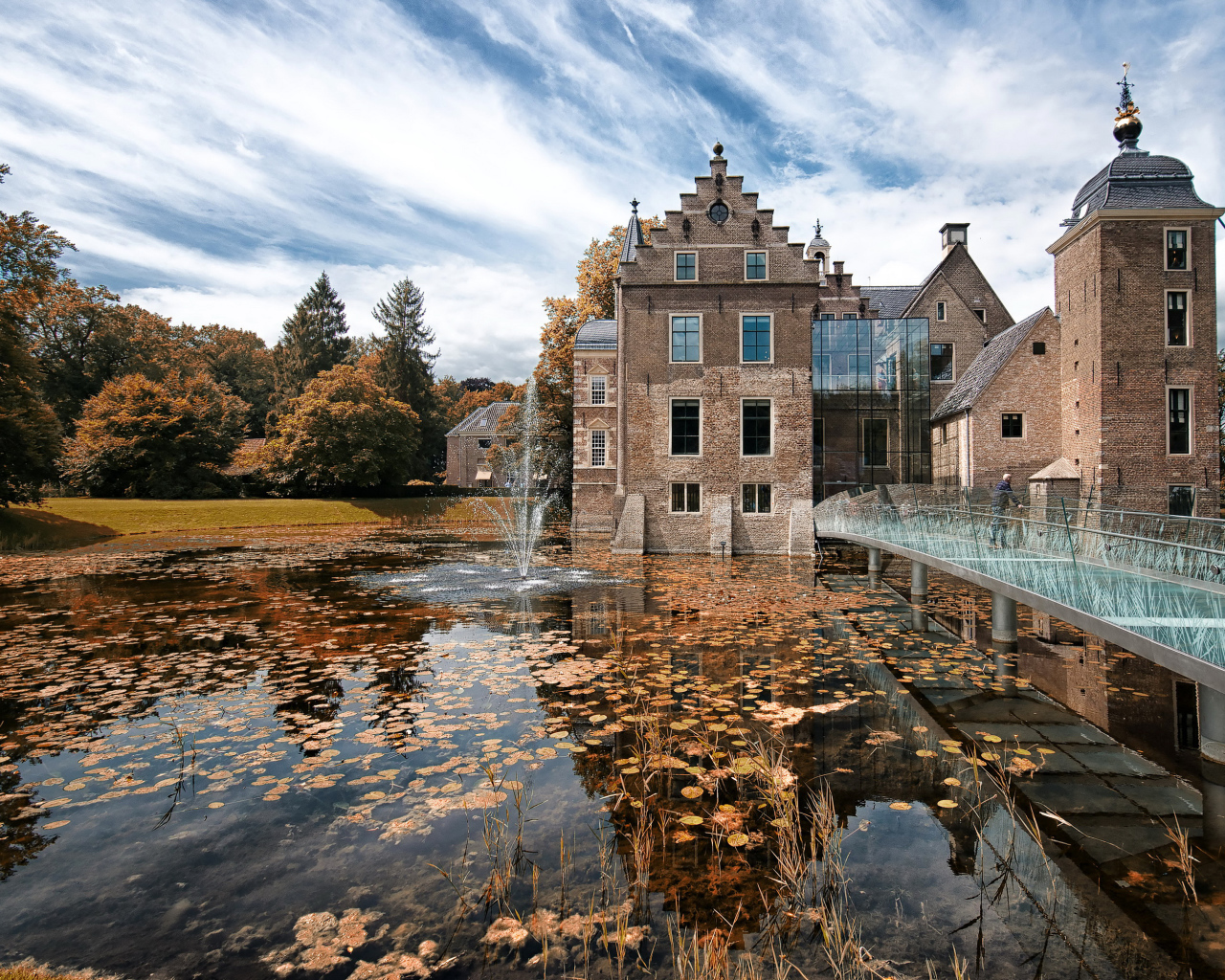 Замок Huis te Ruurlo у воды под красивым небом, Нидерланды