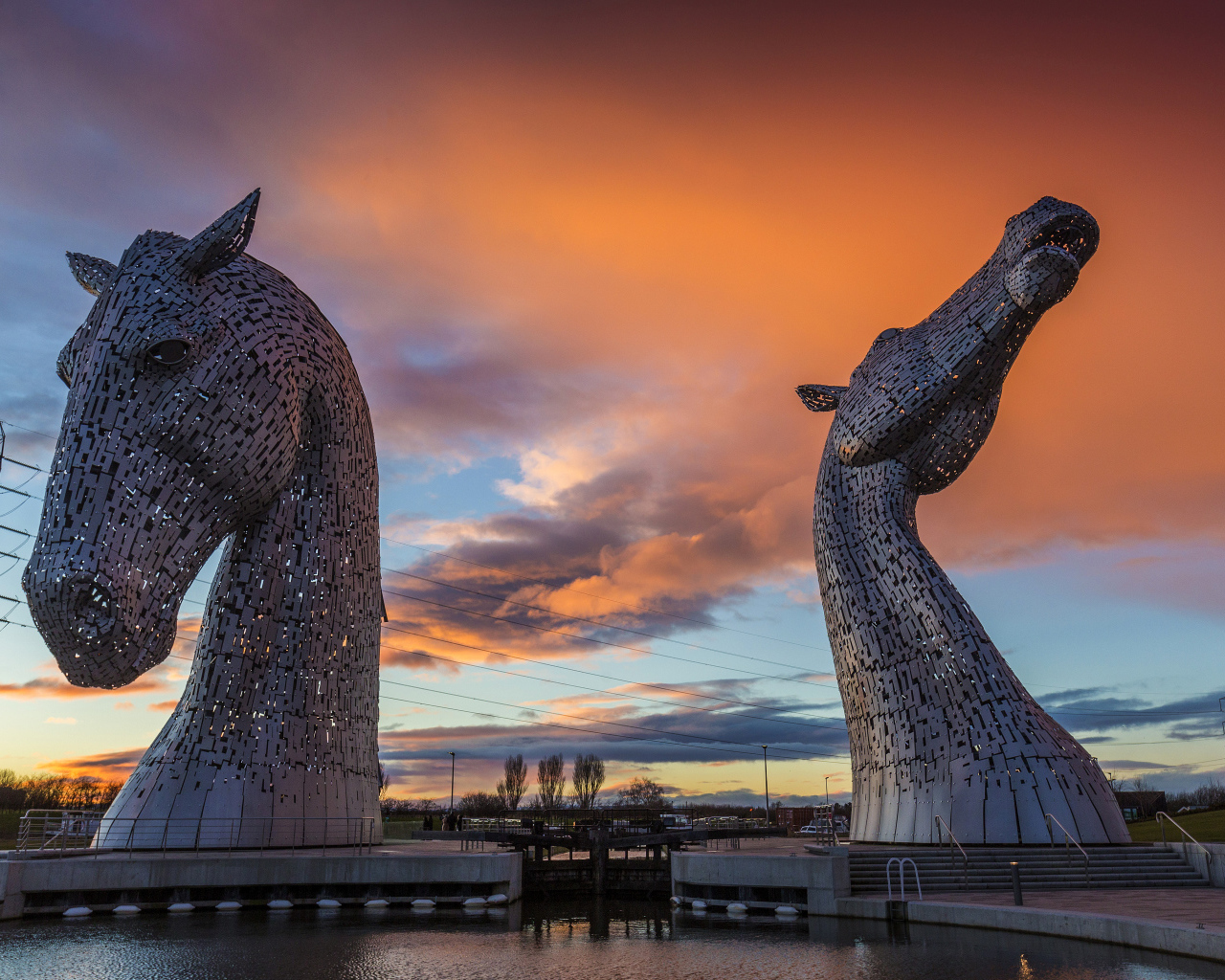 Две скульптуры лошади на фоне красивого неба, Шотландия