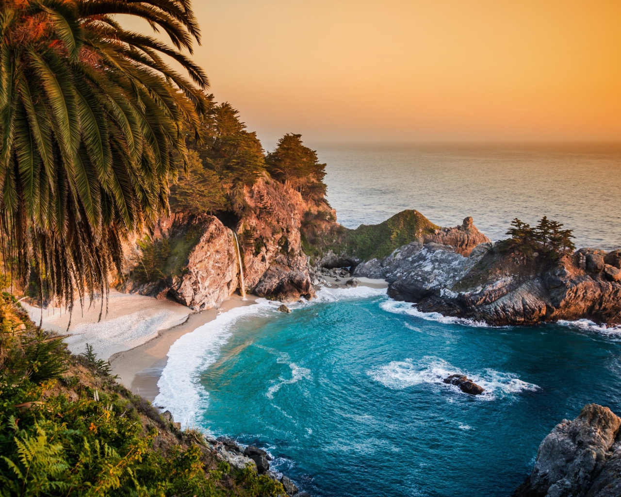 Тропический пляж в тихом океане, район Биг-Сюр, Калифорния. США