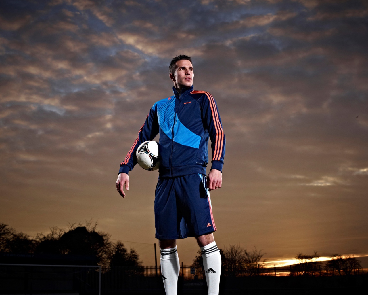 Футболист  Робин ван Перси с мячом на фоне неба