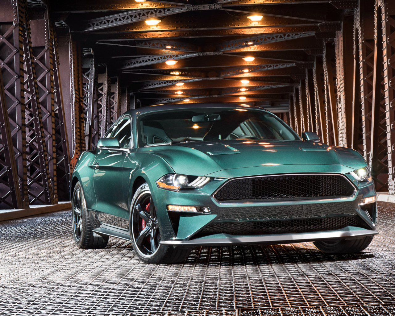 Зеленый спортивный автомобиль Ford Mustang Bullitt, 2018 на железном мосту