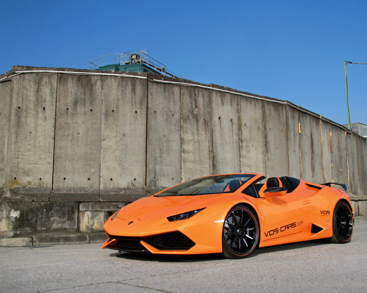 Оранжевый автомобиль Lamborghini Huracan