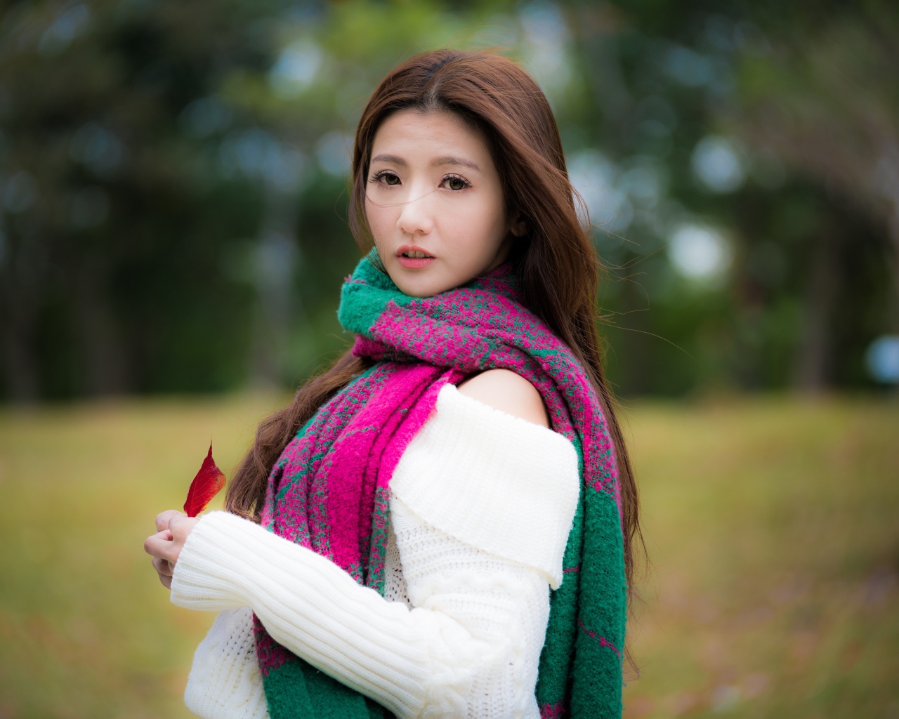 Красивая азиатка с шарфом на шее