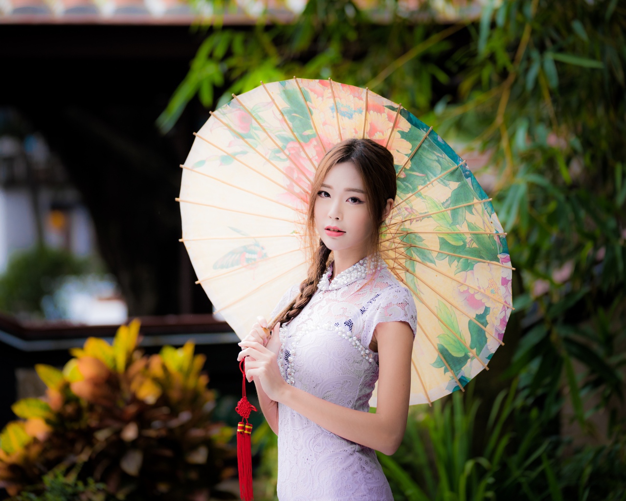 Красивая девушка азиатка в белом платье с зонтом
